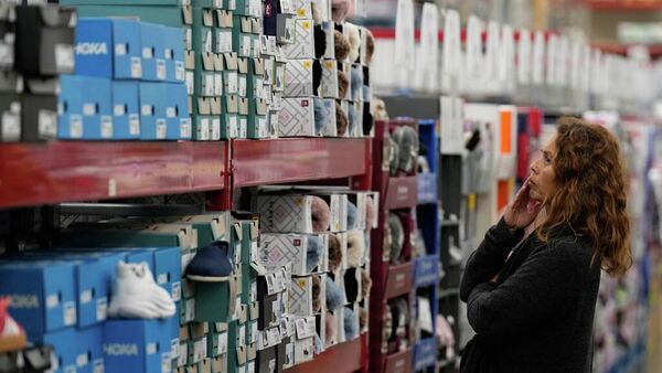 Compradora en un centro comercial de EEUU - Sputnik Mundo