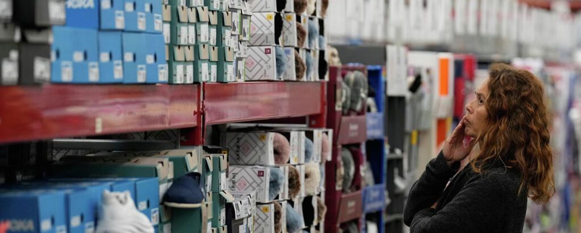 Compradora en un centro comercial de EEUU - Sputnik Mundo, 1920, 22.11.2025