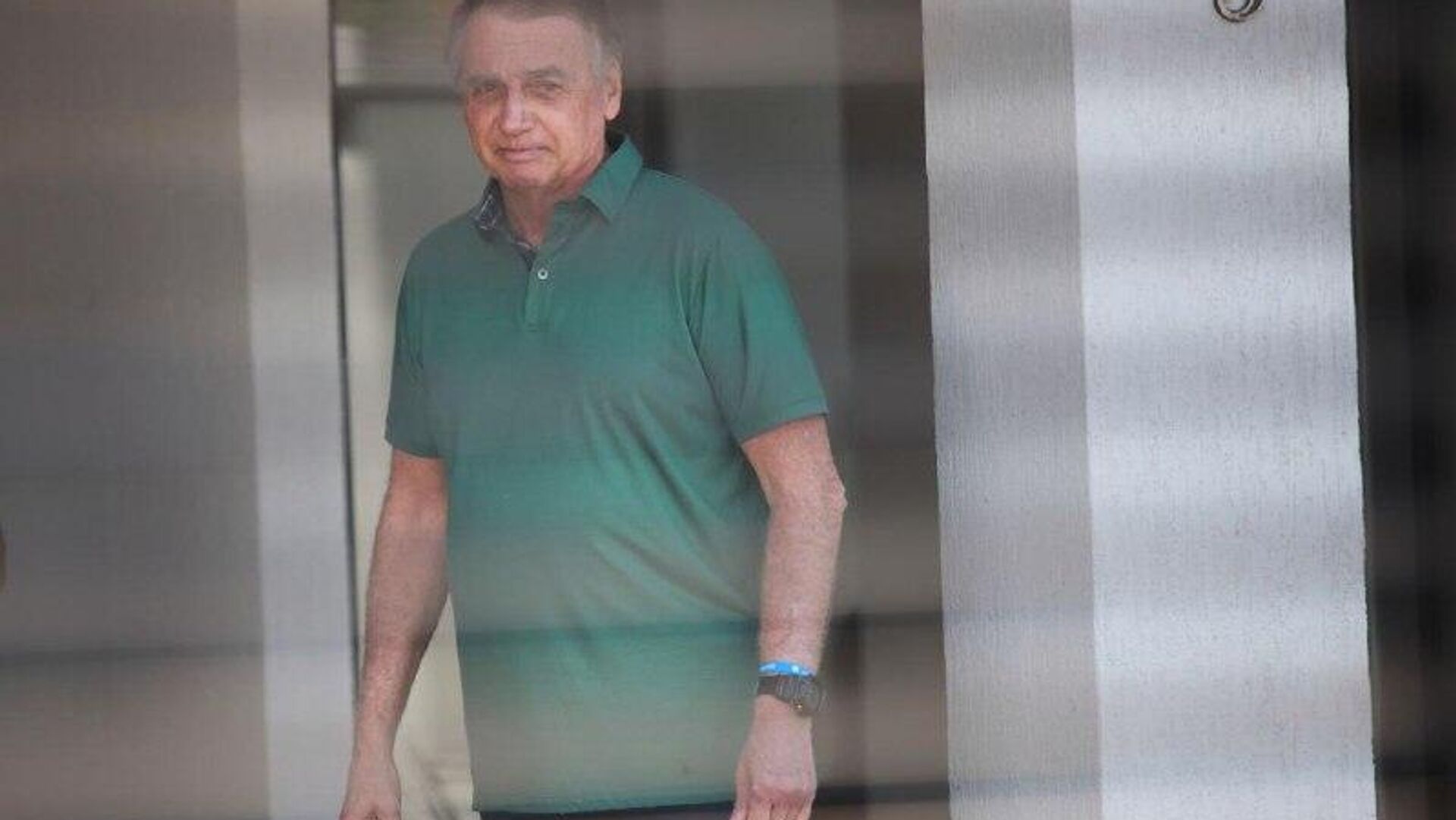 Bolsonaro habría intentado romper su tobillera electrónica para fugarse, argumentan las autoridades judiciales Bolsonaro habría intentado romper su tobillera electrónica para fugarse, argumentan las autoridades judiciales - Sputnik Mundo, 1920, 22.11.2025