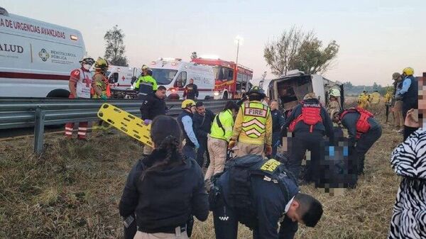 Hay al menos siete muertos por la volcadura de un autobús al oeste de México - Sputnik Mundo