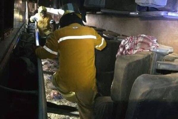 Hay al menos siete muertos por la volcadura de un autobús al oeste de México - Sputnik Mundo