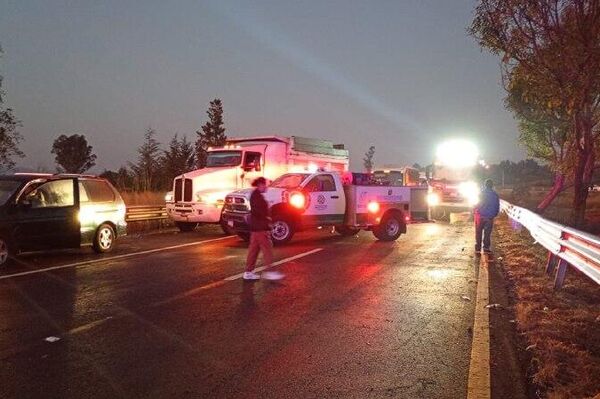 Hay al menos siete muertos por la volcadura de un autobús al oeste de México - Sputnik Mundo