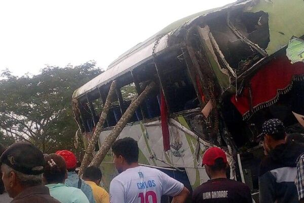 Accidente de autobús en Ecuador deja al menos 10 fallecidos y varios heridos - Sputnik Mundo