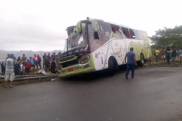 Accidente de autobús en Ecuador deja al menos 10 fallecidos y varios heridos - Sputnik Mundo