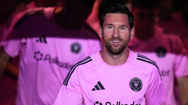 Lionel Messi del Inter Miami CF entra a la cancha para calentar antes del partido de de la Copa MLS 2025 entre el Inter Miami CF y el Nashville SC en el Chase Stadium el 8 de noviembre de 2025 en Fort Lauderdale, Florida  - Sputnik Mundo
