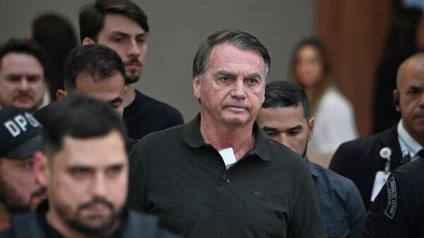 Jair Bolsonaro, expresidente brasileño, sale del Hospital DF Star tras someterse a una intervención médica el 14 de septiembre de 2025 en Brasilia, Brasil - Sputnik Mundo
