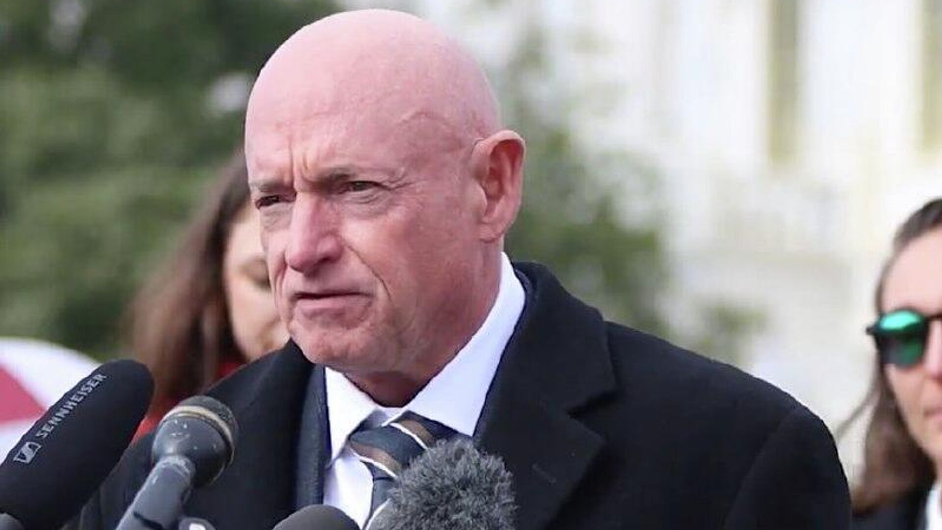 El Pentágono investiga al senador Mark Kelly por supuestamente llamar a la desobediencia El Pentágono investiga al senador Mark Kelly por supuestamente llamar a la desobediencia - Sputnik Mundo, 1920, 25.11.2025