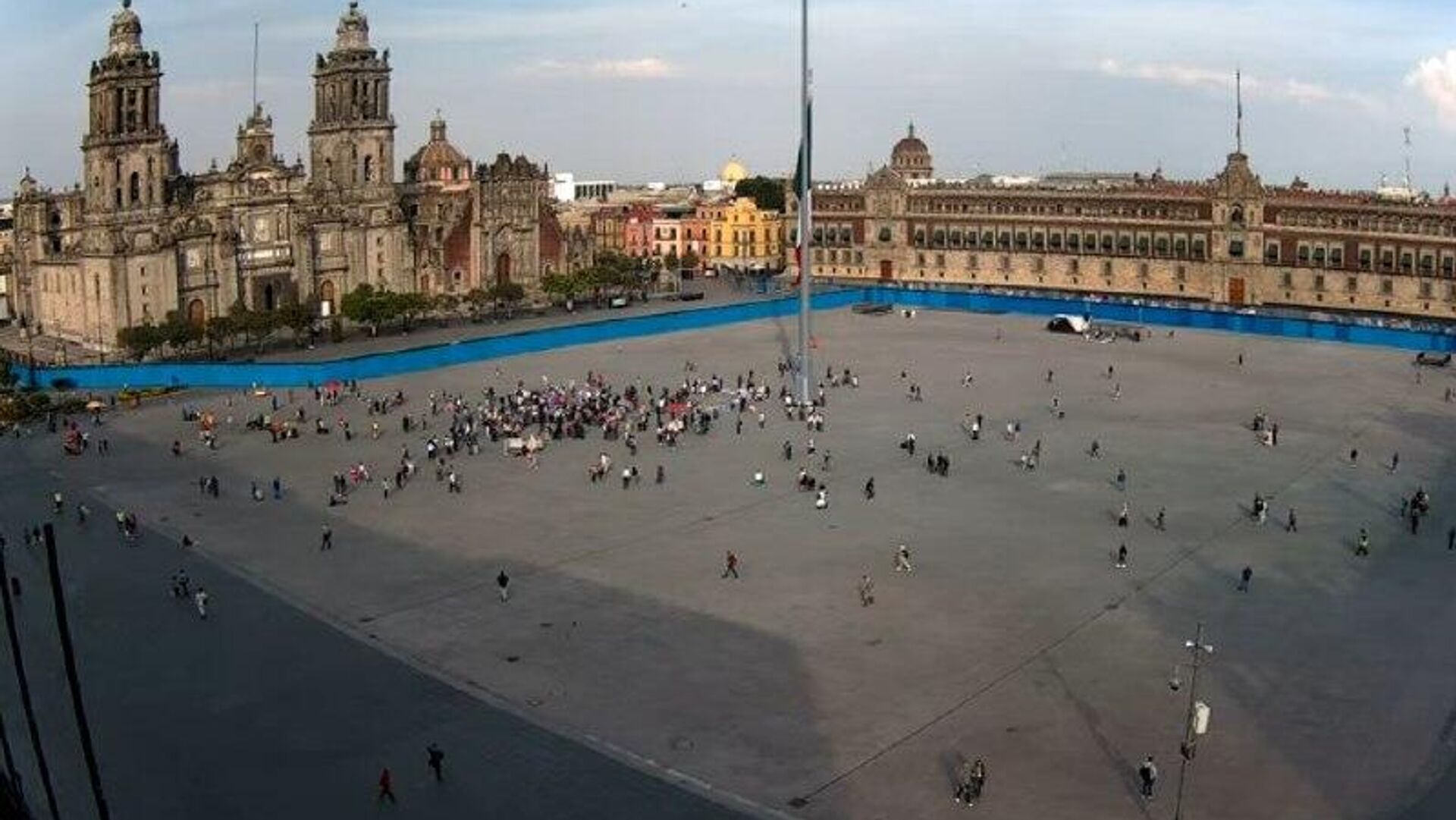 Así luce el Zócalo durante la manifestación conmemorativa para la eliminación de la violencia contra las mujeres Así luce el Zócalo durante la manifestación conmemorativa para la eliminación de la violencia contra las mujeres - Sputnik Mundo, 1920, 25.11.2025