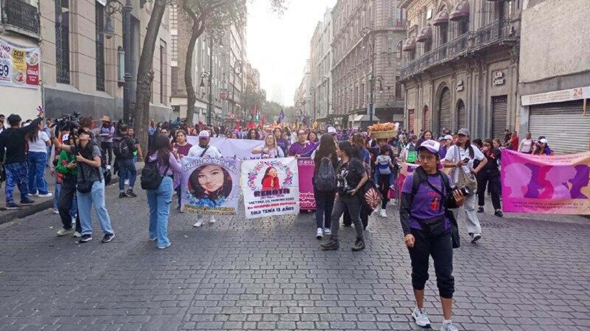 🟠 Arriban al Zócalo los primeros contingentes de la manifestación para la eliminación de la violencia contra las mujeres 🟠 Arriban al Zócalo los primeros contingentes de la manifestación para la eliminación de la violencia contra las mujeres - Sputnik Mundo, 1920, 25.11.2025