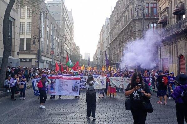 🟠 Arriban al Zócalo los primeros contingentes de la manifestación para la eliminación de la violencia contra las mujeres 🟠 Arriban al Zócalo los primeros contingentes de la manifestación para la eliminación de la violencia contra las mujeres - Sputnik Mundo