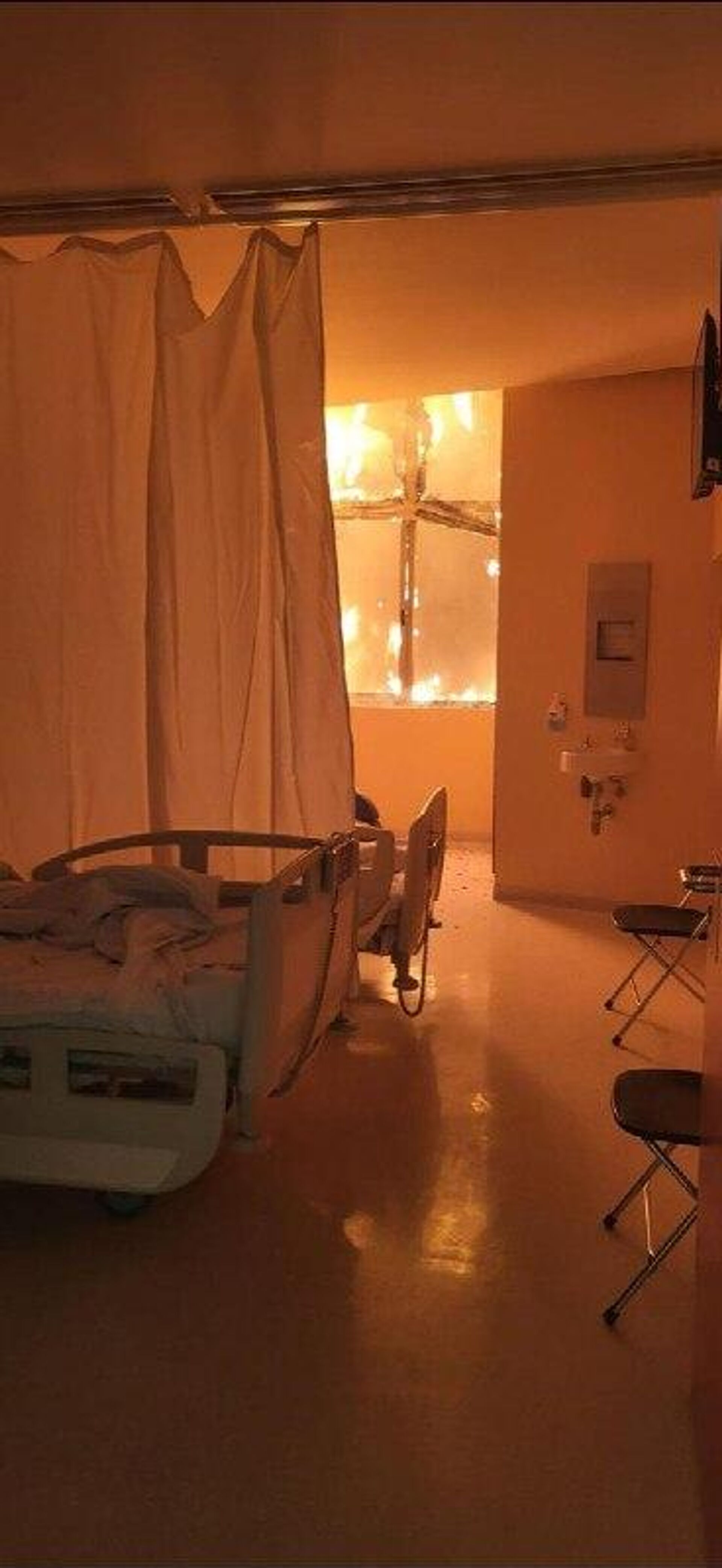 Pavoroso incendio en hospital en España: el fuego arrasa varias plantas en menos de media hora Pavoroso incendio en hospital en España: el fuego arrasa varias plantas en menos de media hora - Sputnik Mundo, 1920, 26.11.2025