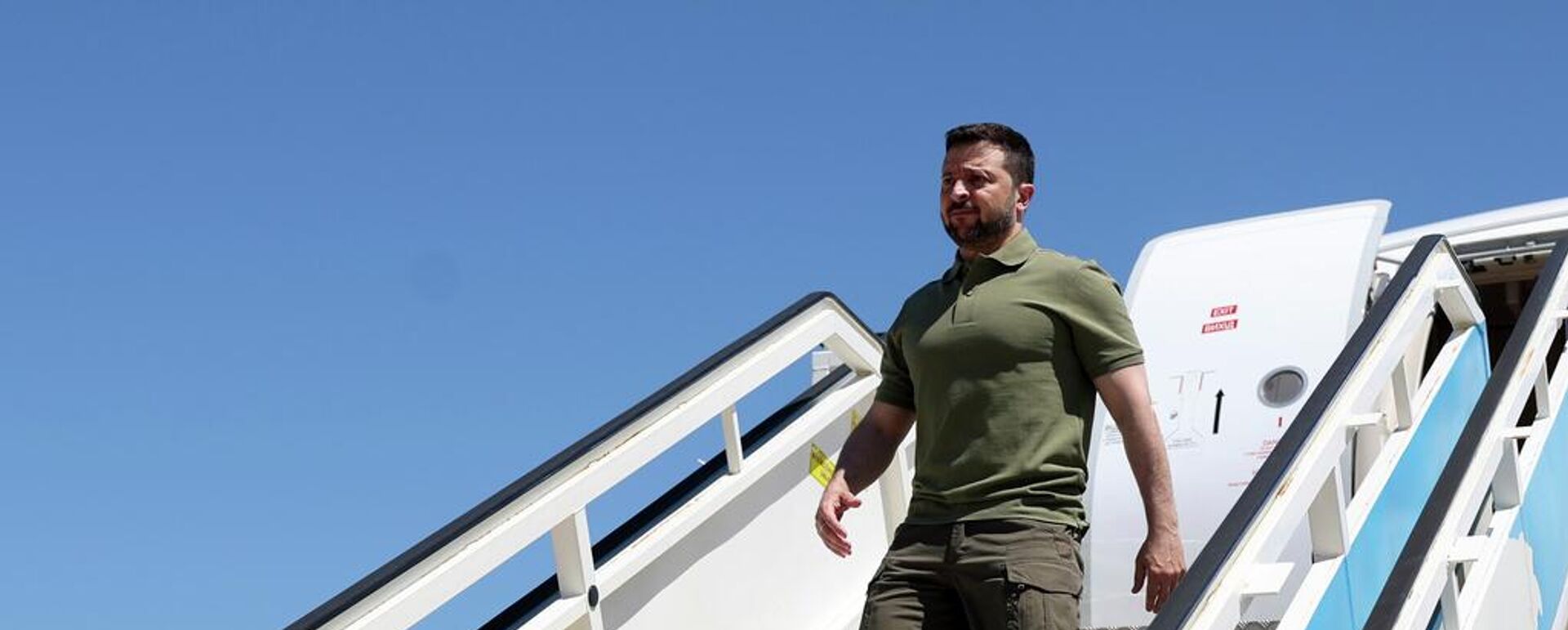 Volodímir Zelenski, desembarca de su avión tras aterrizar en el aeropuerto militar de Lisboa, para una visita oficial a Portugal, 28 de mayo de 2024  - Sputnik Mundo, 1920, 26.11.2025