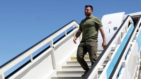 Volodímir Zelenski, desembarca de su avión tras aterrizar en el aeropuerto militar de Lisboa, para una visita oficial a Portugal, 28 de mayo de 2024  - Sputnik Mundo