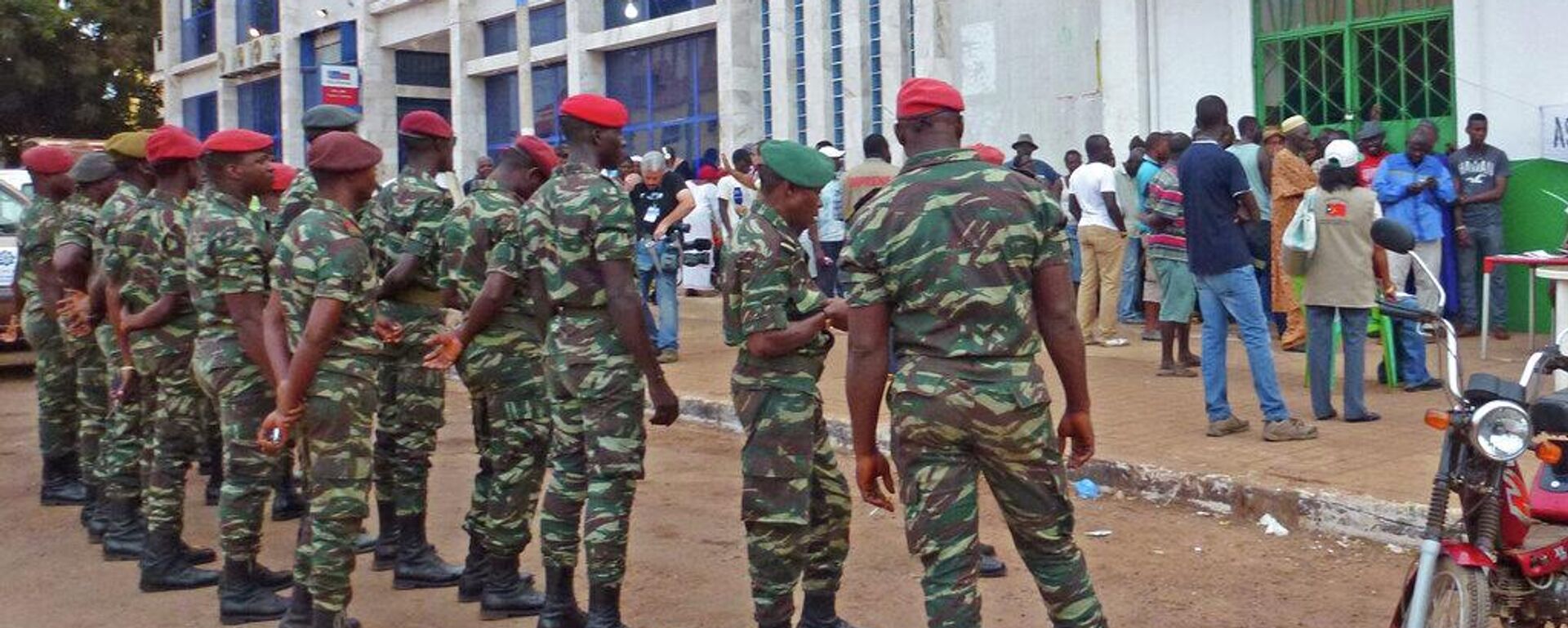 Soldados de Guinea-Bisáu hacen fila durante las elecciones antes de emitir su voto en un colegio electoral en Bisáu, 18 de mayo de 2014  - Sputnik Mundo, 1920, 26.11.2025