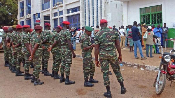 Soldados de Guinea-Bisáu hacen fila durante las elecciones antes de emitir su voto en un colegio electoral en Bisáu, 18 de mayo de 2014  - Sputnik Mundo