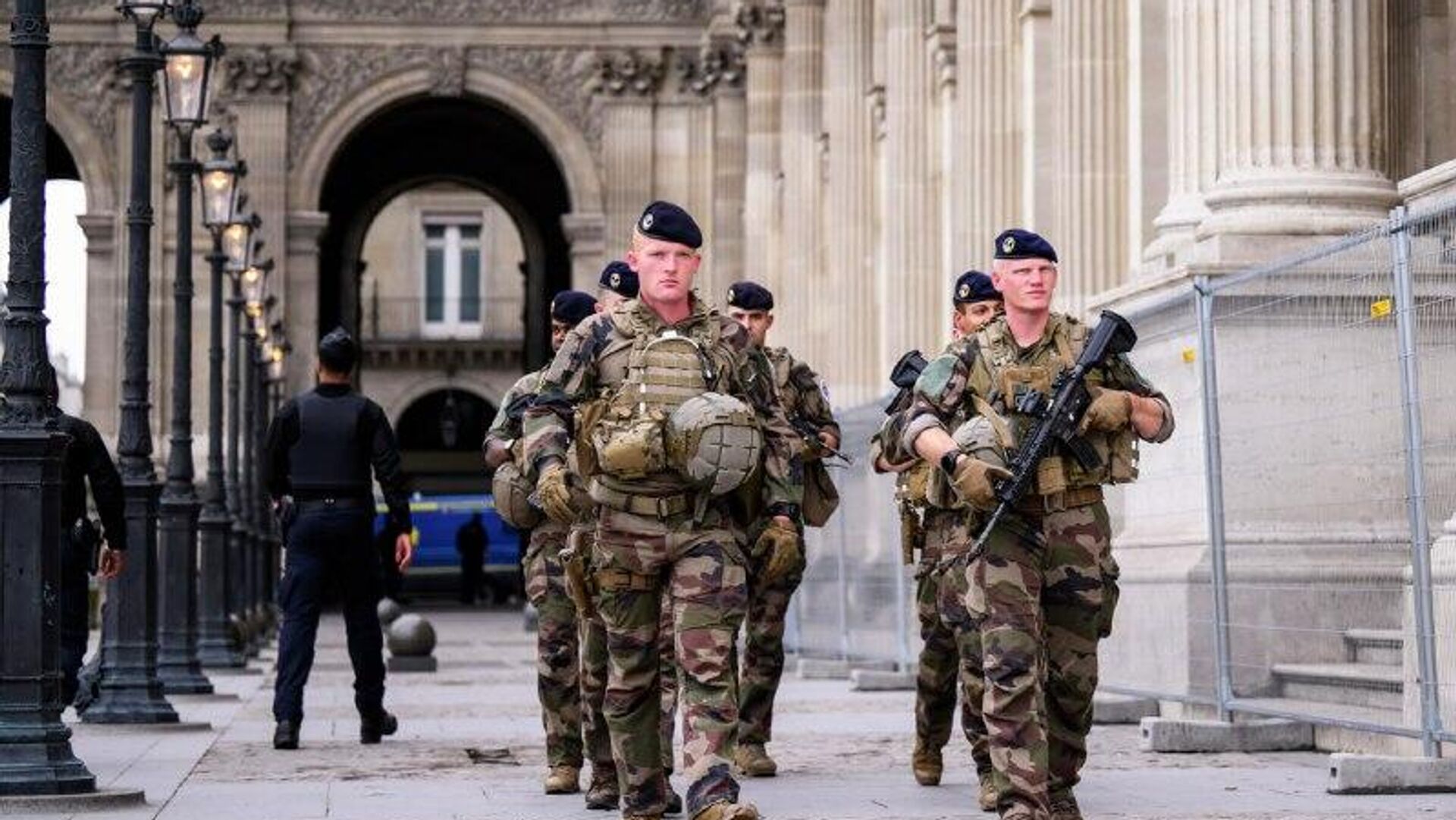 🪖 Francia introduce el servicio militar voluntario en 2026, anuncia Macron 🪖 Francia introduce el servicio militar voluntario en 2026, anuncia Macron - Sputnik Mundo, 1920, 27.11.2025