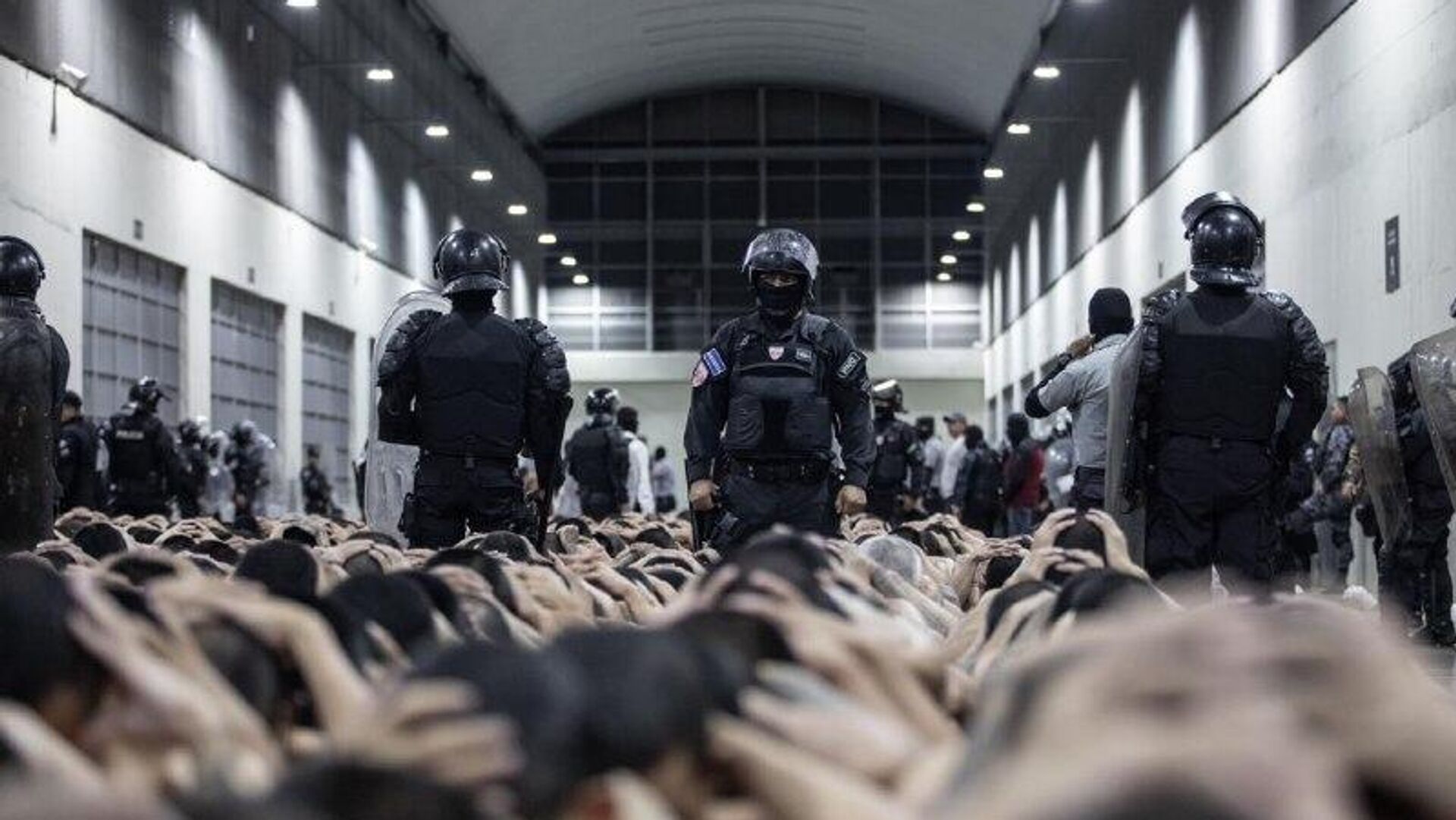 El Salvador da penas de hasta 400 años de prisión a pandilleros El Salvador da penas de hasta 400 años de prisión a pandilleros - Sputnik Mundo, 1920, 27.11.2025