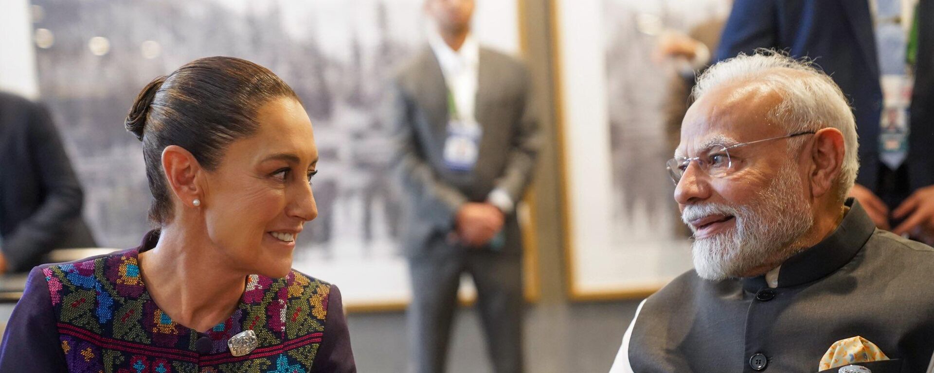La presidenta de México, Claudia Sheinbaum, y el primer ministro de la India, Narendra Modi. - Sputnik Mundo, 1920, 28.11.2025