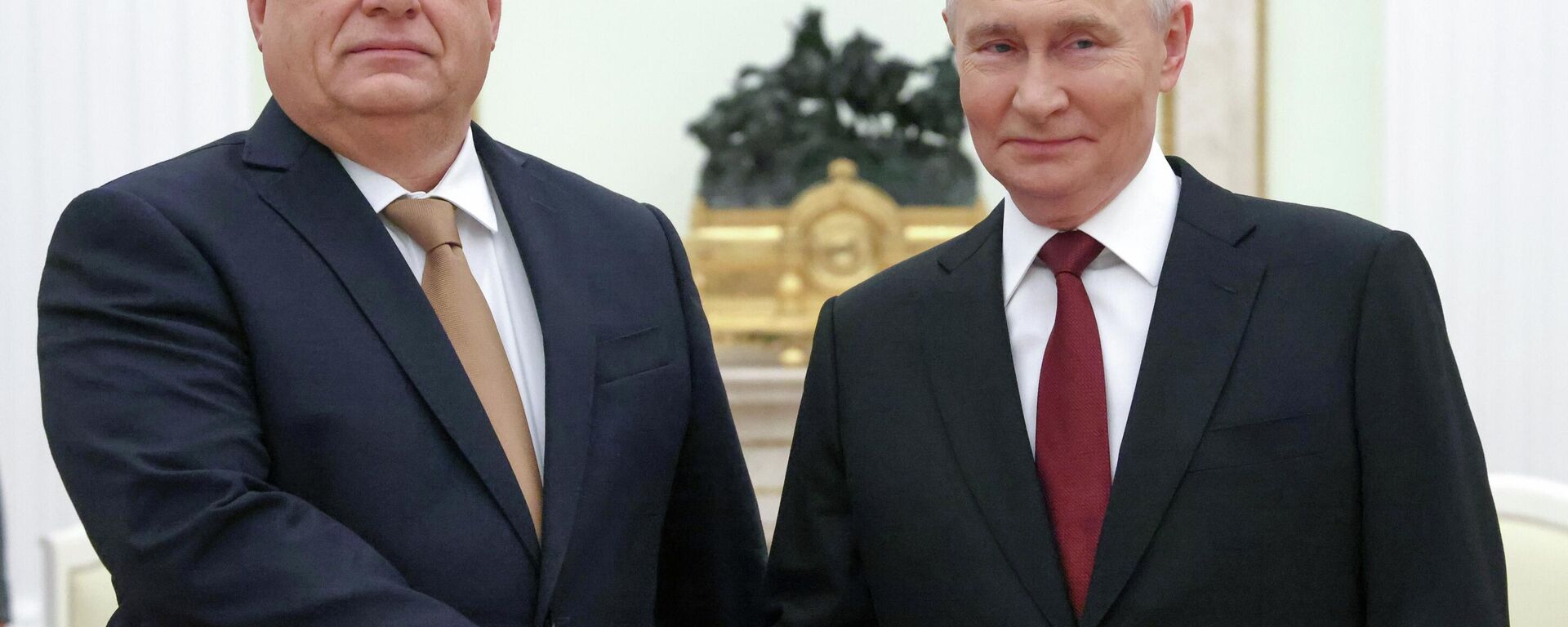 Viktor Orban, primer ministro húngaro, y Vladímir Putin, presidente ruso Viktor Orban, primer ministro húngaro, y Vladímir Putin, presidente ruso - Sputnik Mundo, 1920, 28.11.2025