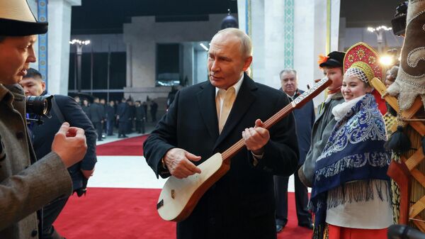 Президент РФ Владимир Путин во время краткой культурной программы, организованной для глав государств-участников ОДКБ на территории государственной резиденции Ала-Арча, Киргизия - Sputnik Mundo