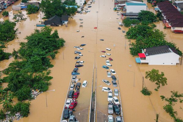 Automóviles y casas anegados por las inundaciones en una de las provincias del sur de Tailandia. - Sputnik Mundo