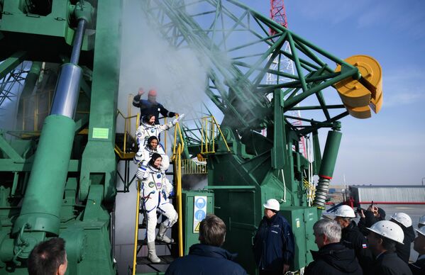 Los miembros de la tripulación principal, los cosmonautas rusos Serguéi Mikáyev y Serguéi Kud-Sverchkov, así como el astronauta estadounidense Christopher Williams, posan antes del lanzamiento del cohete portador Soyuz-2.1a con la nave Soyuz MS-28 desde el cosmódromo de Baikonur. - Sputnik Mundo