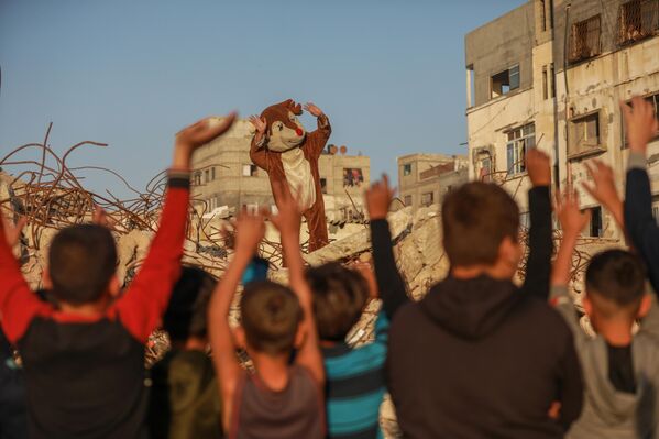 Evento de entretenimiento para niños palestinos en la ciudad de Gaza. - Sputnik Mundo