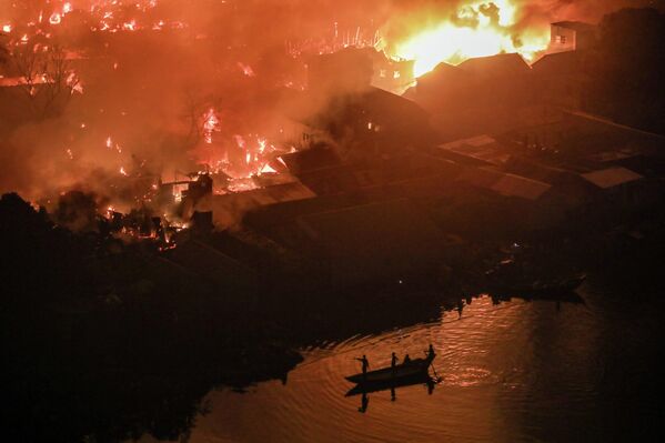 Un devastador incendio arrasa los barrios marginales de Daca, la capital bangladesí. - Sputnik Mundo