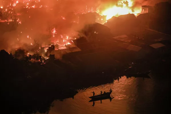 Un incendio devastante sta divampando nelle baraccopoli di Dhaka, la capitale del Bangladesh. - Sputnik Mundo