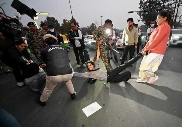 Policía india arresta a activistas medioambientales que protestaban contra la contaminación atmosférica. - Sputnik Mundo