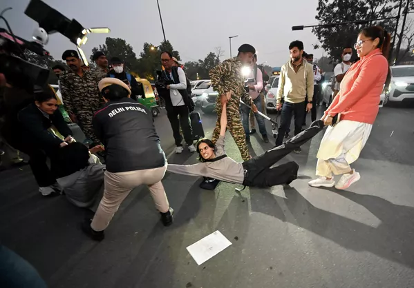 La polizia indiana arresta gli attivisti ambientalisti che protestavano contro l'inquinamento atmosferico. - Sputnik World