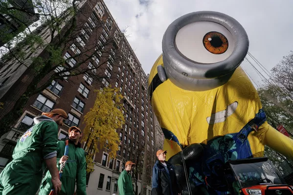 Gli operai preparano il pallone di Stuart il Minion per l'evento Macy's Balloon Inflation 2025 negli Stati Uniti. - Sputnik Mundo
