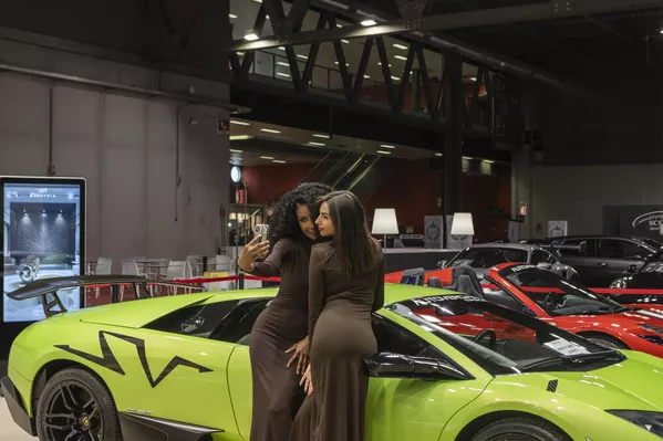Due giovani posano davanti alle auto Lamborghini alla fiera Milano AutoClassica di Milano, Italia. - Sputnik Mundo