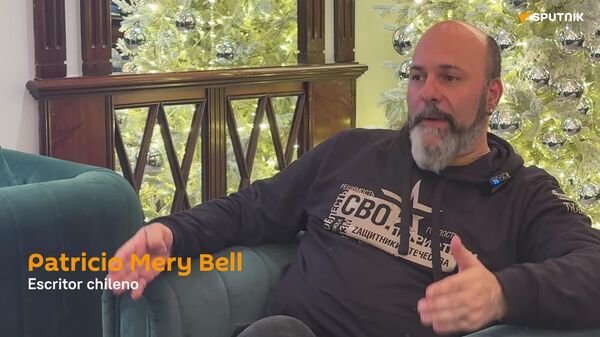 Sale y a los 10 minutos le bombardean la peluquería: escritor chileno revela los crímenes de Kiev contra Donbás - Sputnik Mundo