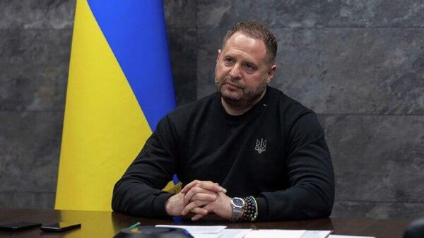 La dimisión de Yermak da testimonio de una profunda crisis en Kiev, señalan desde el Kremlin - Sputnik Mundo