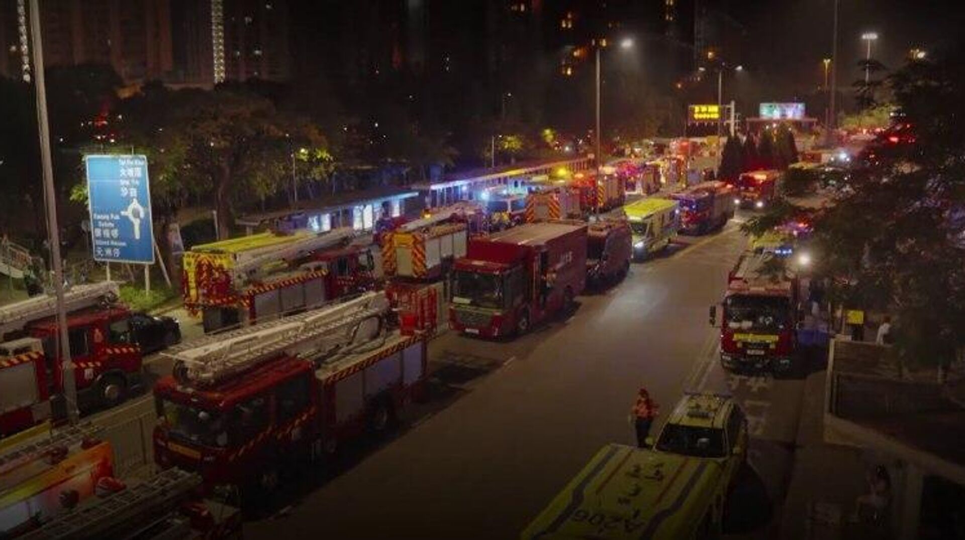 Van 128 fallecidos a causa del incendio de un edificio en Hong Kong Van 128 fallecidos a causa del incendio de un edificio en Hong Kong - Sputnik Mundo, 1920, 28.11.2025