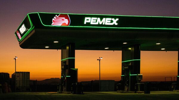 Pemex eleva su producción de combustibles, pero sigue por debajo de las metas oficiales - Sputnik Mundo