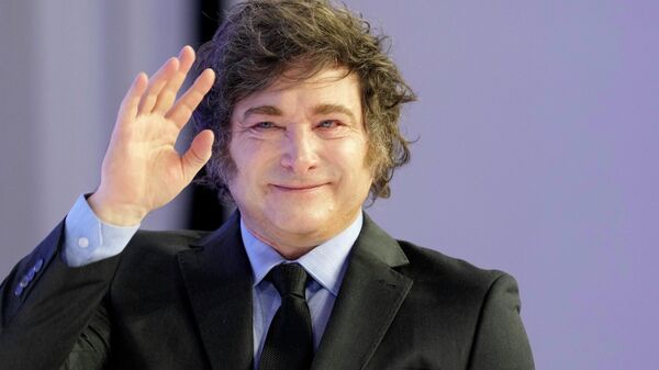 El presidente de Argentina, Javier Milei, saluda al llegar para pronunciar su discurso en la Reunión Anual del Foro Económico Mundial en Davos, Suiza - Sputnik Mundo