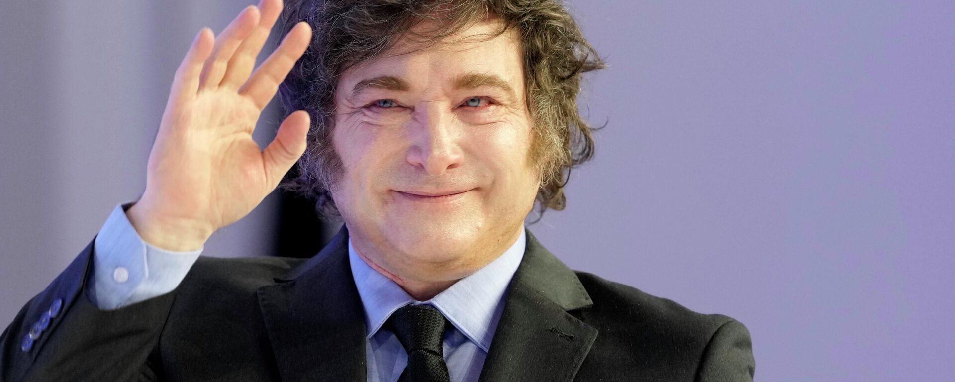 El presidente de Argentina, Javier Milei, saluda al llegar para pronunciar su discurso en la Reunión Anual del Foro Económico Mundial en Davos, Suiza - Sputnik Mundo, 1920, 17.01.2026