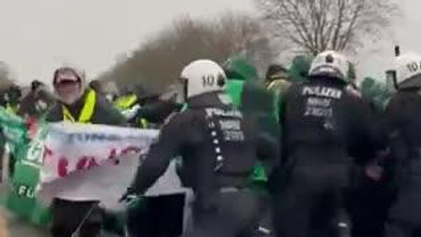 🪧 El Congreso Constituyente de la nueva organización juvenil de AfD arranca con dos horas de retraso debido a las protestas en Giessen, informan medios - Sputnik Mundo