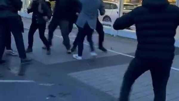 🪧 Radicales izquierdistas agreden físicamente a un diputado alemán de la oposición durante una violenta protesta - Sputnik Mundo