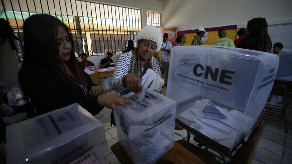 La votación durante las primarias en Tegucigalpa - Sputnik Mundo