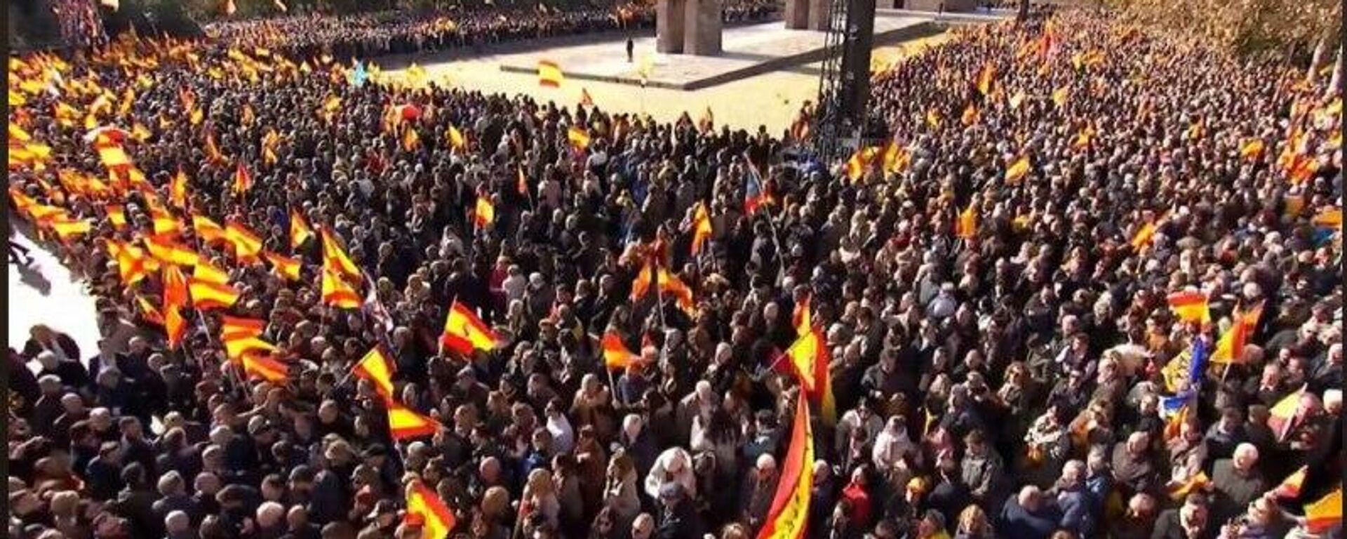 🪧 Decenas de miles de madrileños se manifiestan contra el Gobierno corrupto de Pedro Sánchez - Sputnik Mundo, 1920, 30.11.2025