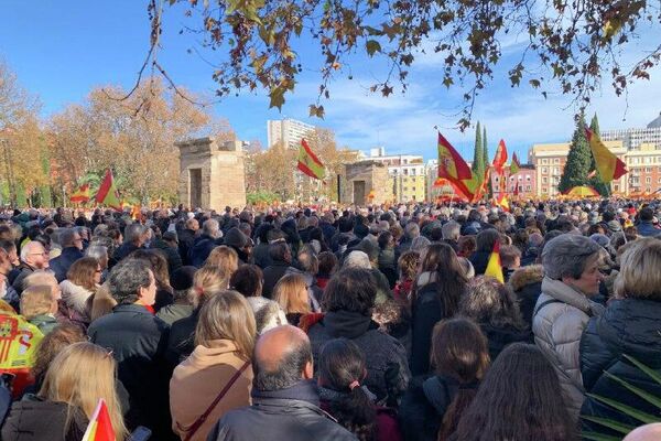 🪧 Decenas de miles de madrileños se manifiestan contra el Gobierno corrupto de Pedro Sánchez - Sputnik Mundo