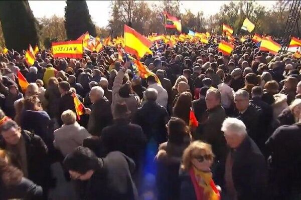 🪧 Decenas de miles de madrileños se manifiestan contra el Gobierno corrupto de Pedro Sánchez - Sputnik Mundo