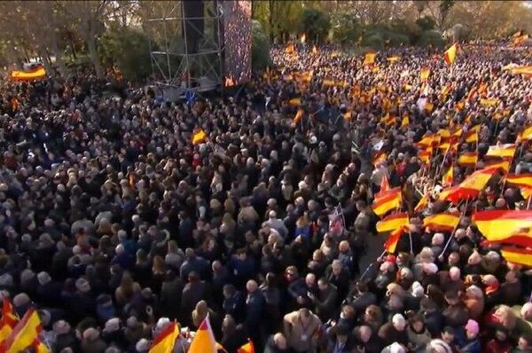 🪧 Decenas de miles de madrileños se manifiestan contra el Gobierno corrupto de Pedro Sánchez - Sputnik Mundo