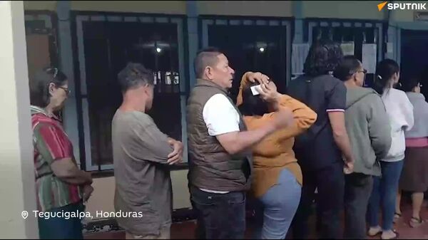 Los hondureños hacen fila para ejercer su voto en la capital del país, Tegucigalpa - Sputnik Mundo