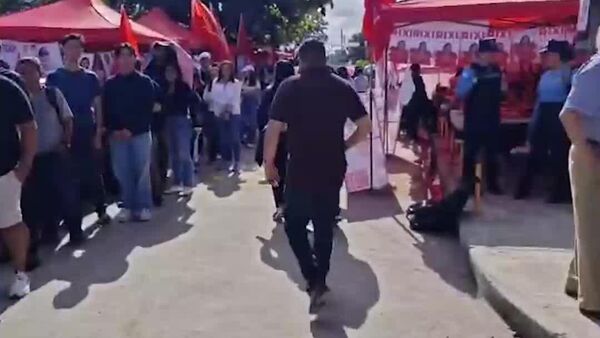 Sputnik reporta también desde el centro de votación escuela Cámara Junior, en Comayagüela, Distrito Capital, donde la situación es tranquila y miles de hondureños hacen cola para acudir a las urnas - Sputnik Mundo