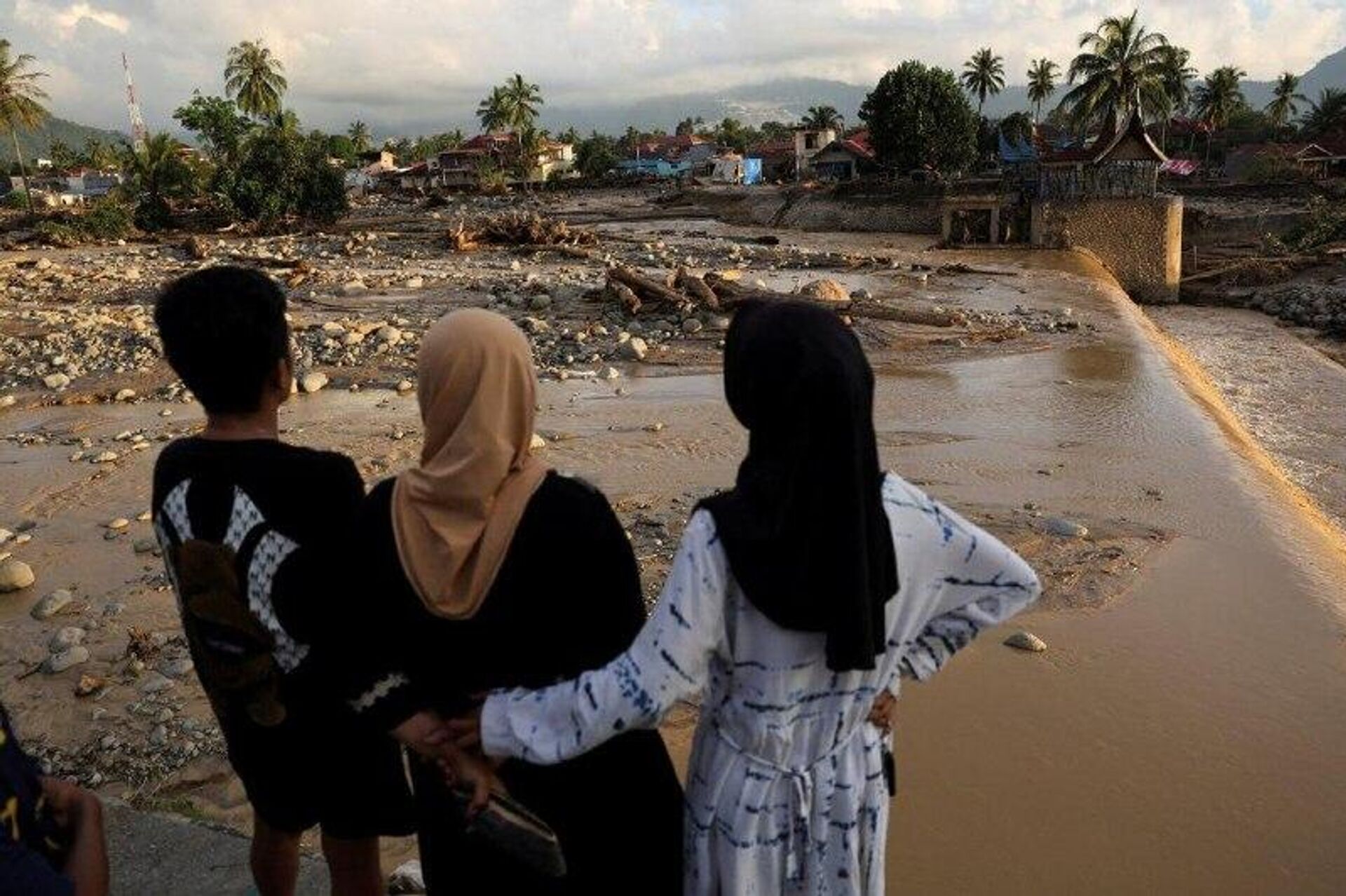 Casi 600 muertos por inundaciones y deslizamientos de tierra en Indonesia - Sputnik Mundo, 1920, 01.12.2025