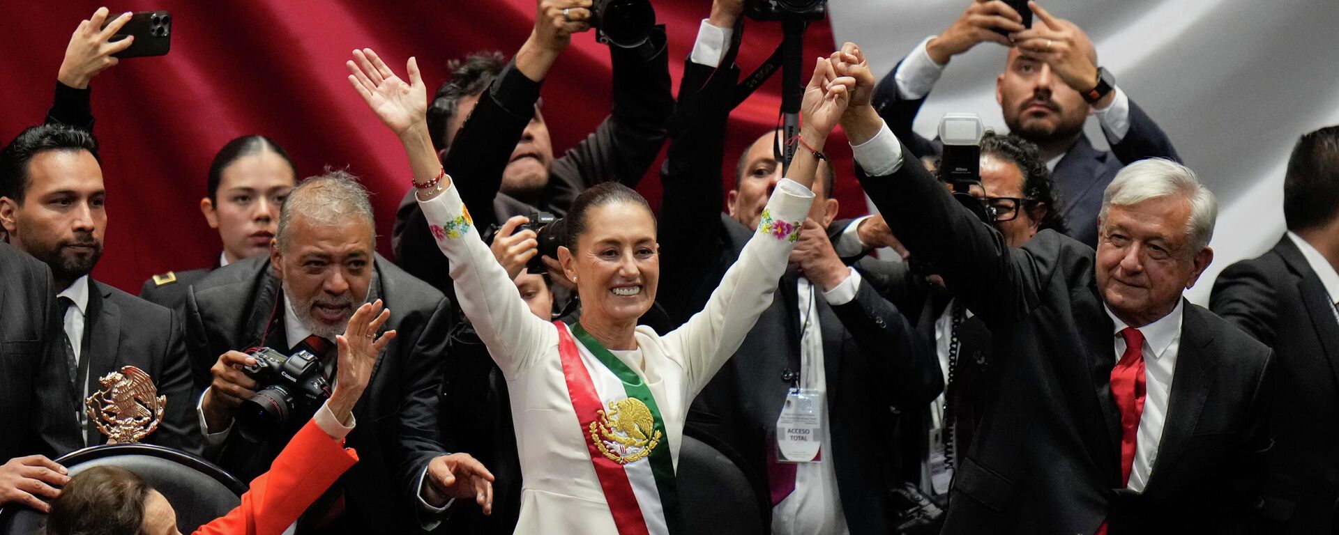 Claudia Sheinbaum recibe la banda presidencial de Andrés Manuel López Obrador - Sputnik Mundo, 1920, 01.12.2025